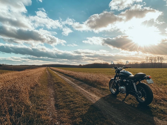 Motorka na polní cestě